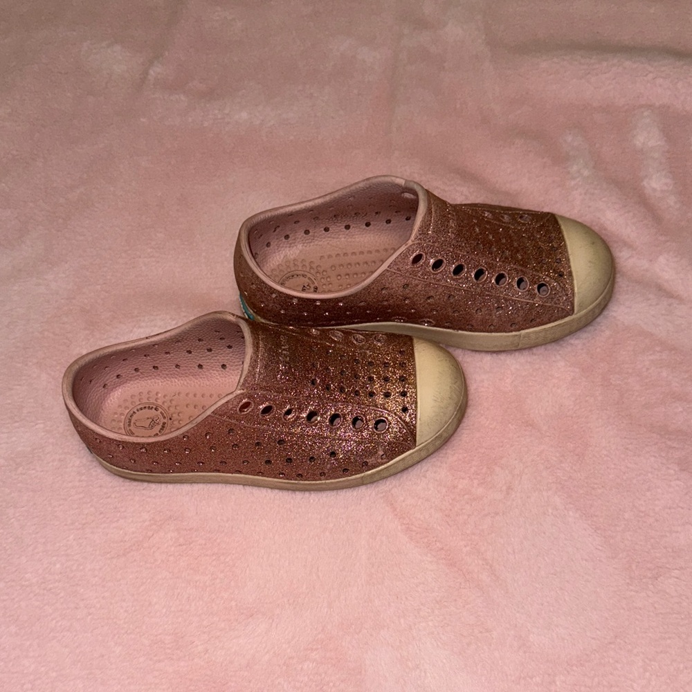 Native Kids Slip-On Sneakers** Bundle 5+ items and name your offer!!! 💖💞
